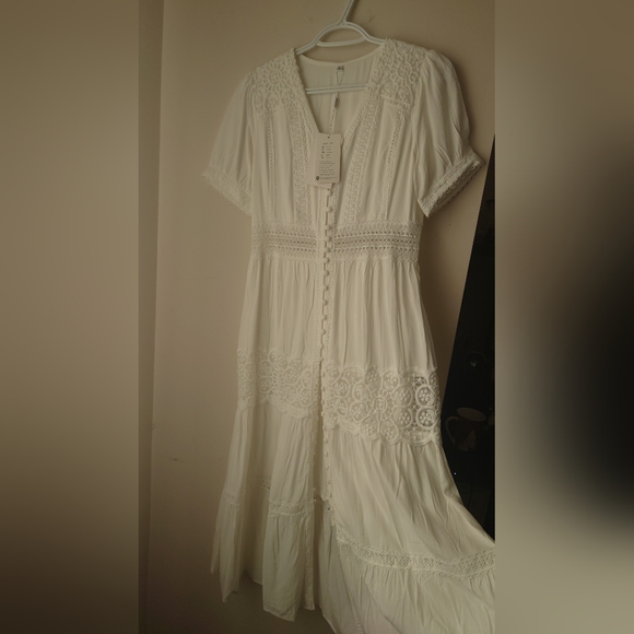 White Lace Applique mid-drift Short Sleeve Midi Dress - Picture 5 of 13